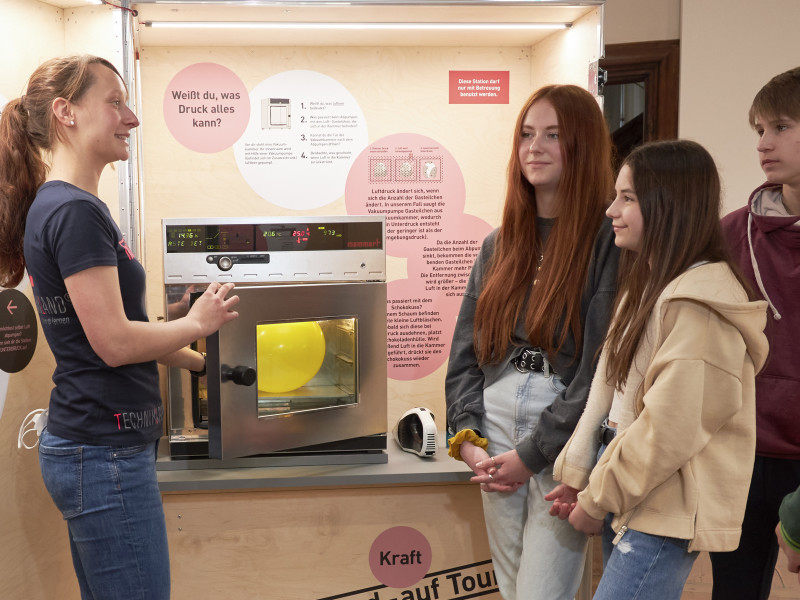 Demonstration einer Vakuumkammer in der Ausstellung &quot;Technikland&quot;