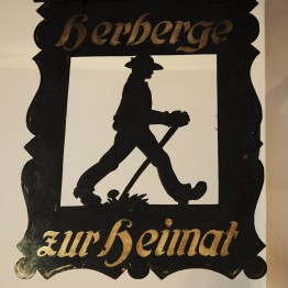 Schild der Herberge zur Heimat 